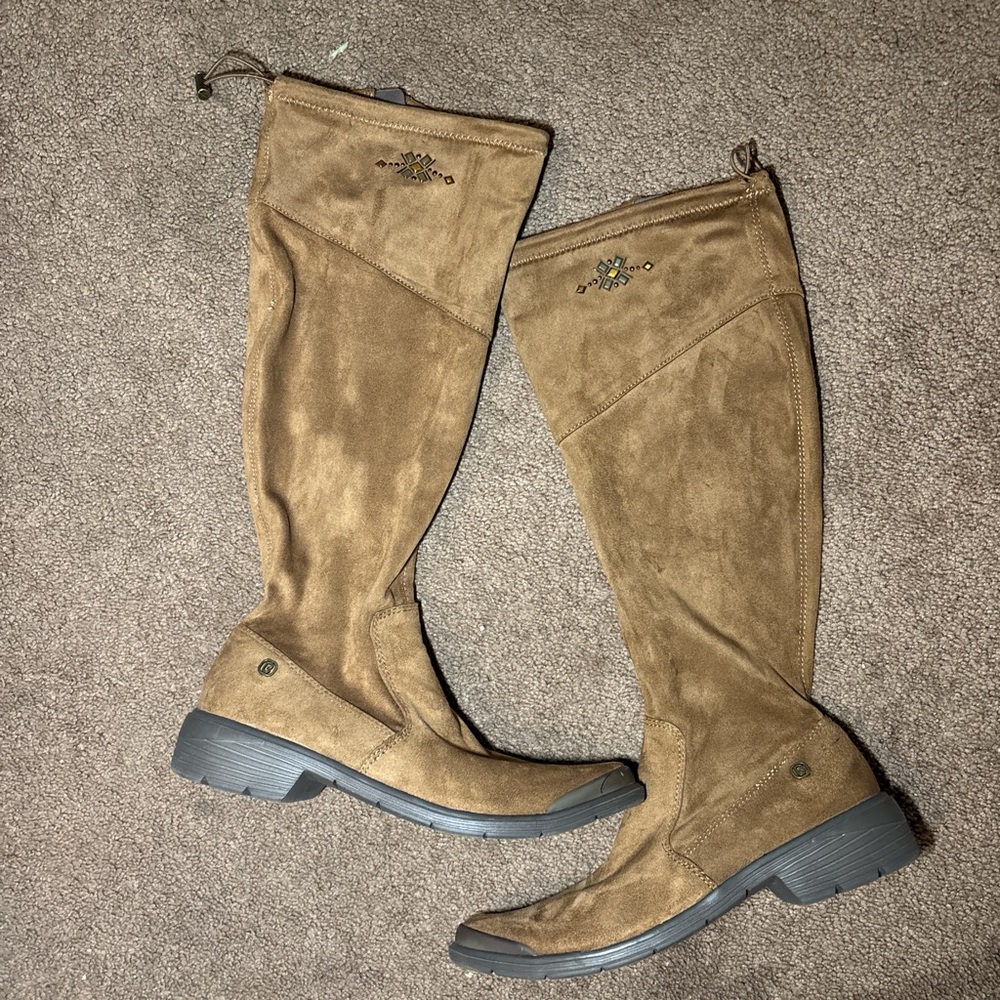 Bzees womens brown saude odor control boomerang  round toe block heel boots.